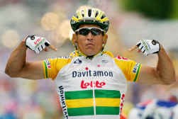 Robbie McEwen juicht: ,,Niet alleen de overwinning zelf is mooi, vooral ook het feit dat ze na een paar zware dagen komt.''