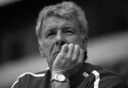 Erik Gerets blijft stoïcijns onder alle aandacht. ,,Elke training vijf cameraploegen op je nek en dan nog al die kranten die elke dag weer iets moeten schrijven. Ik laat het aan me voorbijgaan.''