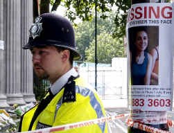 Een Britse politieagent bij een poster van Miriam Hyman, vermist sinds de ochtend van 7 juli.