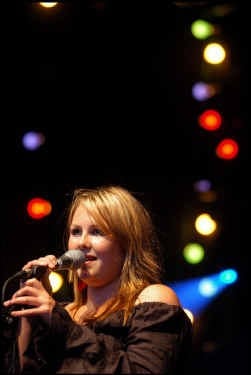 Katarina Vermeulen, dochter van Bram, opende het concert met ,,,Eén goede reden''.