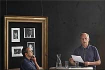 Tom Lanoye, ex-stadsdichter, luistert naar Paul Gellings, de stadspoëet van Zwolle.