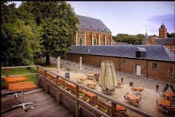 Vanop het boventerras van het Gasthuis heb je een prachtig zicht op het kasteel van Alden Biesen.