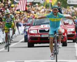 Alexandre Vinokourov haalt het in de spurt gemakkelijk van zijn vluchtgenoot Santiago Botero.