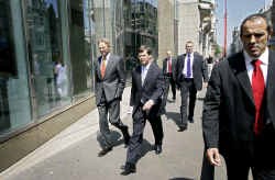 Premier Jan Peter Balkenende, na de val van zijn tweede kabinet naarstig op weg naar een minderheidskabinet met CDA en VVD.