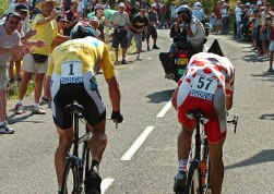 Lance Armstrong steekt pechvogel Mickael Rasmussen voorbij, op weg naar de zege in de tijdrit.