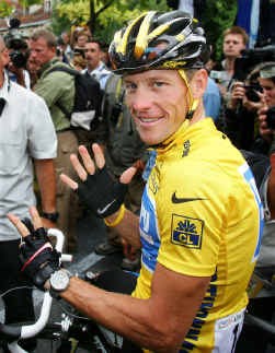 Lance Armstrong steekt zeven vingers op voor evenveel eindoverwinningen in de Tour de France.