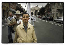 Yoshio Sato stapt als overlevende van de atoombom op Hiroshima mee in de vredesmars van Ieper naar Kleine Brogel.