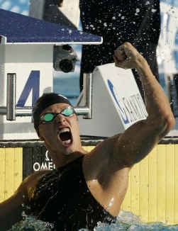 Roland Schoeman juicht: hij is de eerste zwemmer die op de 50 meter vlinder onder 23 seconden blijft.