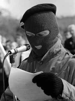 Crossmaglen, 7 april 1996, IRA-lid leest paasboodschap voor.