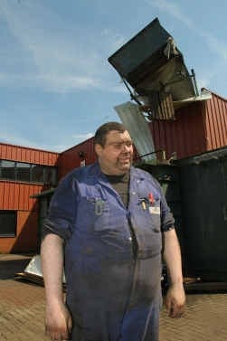Adriaan Petit van kachelbouwer Dovre, met achter hem de vliegende ,,container''.