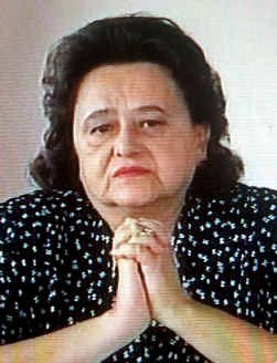 Met tranen in de ogen smeekte Ljiljana Karadzic haar man zich over te geven.