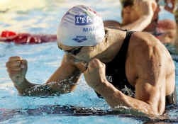 Filippo Magnini balt de vuisten. Hij verraste de favorieten op de 100 meter vrije slag.