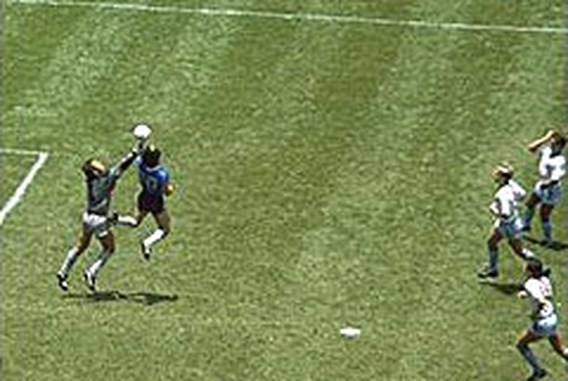 Maradona geeft 'Hand van God' toe