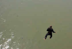 Een man springt in de Tigris, op zoek naar slachtoffers of overlevenden na de paniekgolf op een brug in Noord-Bagdad.