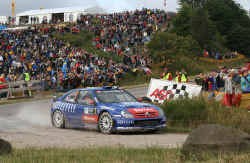 Ondanks een tweede plaats in de Rally van Japan mag Sebastien Loeb toch met champagne spuiten. Loeb is wereldkampioen.