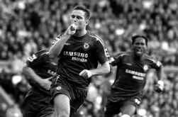 Frank Lampard lijkt na zijn doelpunt Rafael Benitez de rekening te presenteren voor zijn boude uitspraken vooraf.
