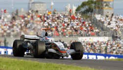 Kimi Räikkönen maalt niet om de verloren wereldtitel. De Fin, die in Japan achterin het veld was gestart op de zeventiende plaats, rukte spectaculair op en ging in de laatste ronde leider Giancarlo Fisichella voorbij.