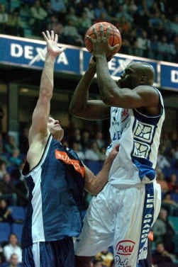 Nate Reinjing van Bree probeert Bergen-speler George Evans het scoren te beletten in de topper van de openingsspeeldag.