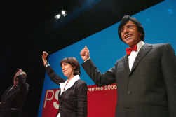 Laurette Onkelinx en Elio Di Rupo op het PS-congres. ,,Wie niet aan de partij maar aan zichzelf denkt, zal het kind van de rekening worden'', zei Di Rupo.