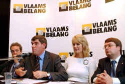 Vlaams Belang-kopstukken (vlnr.) Gerolf Annemans, Filip Dewinter, Anke Vandermeersch en Jurgen Ceder presenteren de nieuwe A-nota van Vlaams Belang.