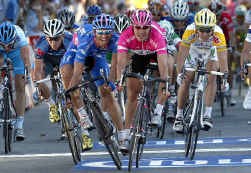 Erik Zabel haalt met een laatste jump Parijs-Tours binnen. De Italiaan Daniele Bennati en de Australiër Allan Davis komen net tekort.