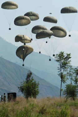 Het Pakistaanse leger dropt voedselpakketten boven de zwaargetroffen stad Muzaffarabad.
