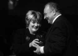 De actrice Brenda Blethyn geeft de Award aan Angelo Badalamenti.