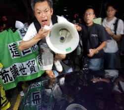 Protest bij de WTO-kantoren in Hongkong voor een menselijker landbouwbeleid voor de derde wereld.