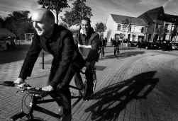 Sportjournalist Michel Wuyts (links) en veldrijder Sven Nys trapten het korterittencontract op de tandem af.
