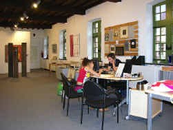 Studenten kunnen bij Kunst in Huis goedkoop een eigentijds werk huren om op hun kot te hangen.