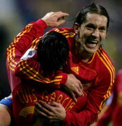 Michel Salgado feliciteert Liverpool-ster Luis Garcia met zijn tweede doelpunt in twintig minuten.
