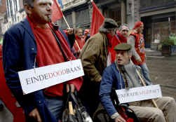 Zowat duizend militanten van de metaalvakbonden hielden gisteren een protestbetoging tegen het Generatiepact in Brussel.