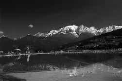 Combloux, een dorp in de buurt van de Mont Blanc, besliste in '99 uit te pakken met een Franse primeur. Op een plateau pakte het uit met een combinatie van een zwembad en een vijver.