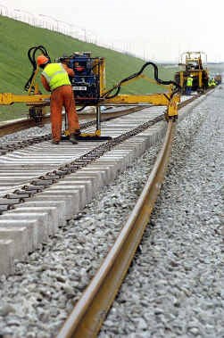 De werkgeversorganisatie VBO pleit voor meer investeringen in infrastructuur. ,,Liever dat dan gratis openbaar vervoer waar de klant niet om vraagt.''