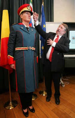 Minister van Defensie André Flahaut stelde vorige week zelf het speciale uniform van het paradecorps voor. De nieuwe outfit wordt niet door iedereen gesmaakt.