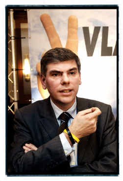 Filip Dewinter met 'Vlaanderen eerst'-armbandje.