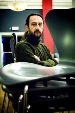 Mesut Arslan is programmator van het Festival 0090 en jurylid van het Theaterfestival.