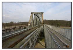 De oude brug in Genebos wordt afgebroken.