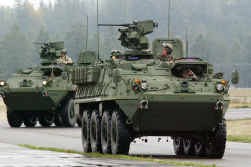 Amerikaanse soldaten in Irak moeten de banden van hun Stryker-pantservoertuigen drie keer per dag oppompen, omdat de tuigen te zwaar zijn.