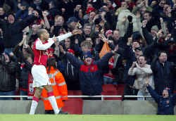 Thierry Henry schiet zijn tweede doelpunt van de avond voorbij de uitgestrekte Pepe Reina.