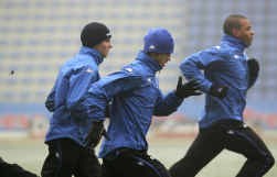 De tieners Marvin Ogunjimi en Steven Defour nemen Kevin Vandenbergh op sleeptouw. ,,Wat Racing Genk nu oogst, is jaren terug gezaaid'', zegt technisch directeur Ariël Jacobs.