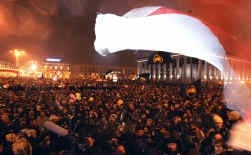 Ondanks bedreigingen van het Loekasjenko-regime kwamen zondagavond ruim tienduizend Wit-Russen bijeen op het Oktoberplein in de hoofdstad Minsk om te protesteren tegen de gefraudeerde verkiezing.