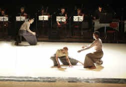 De drie dansers van de Akram Khan Company hebben elk een eigen lichaamstaal.