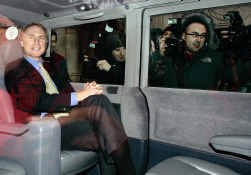 Dan Brown belaagd door de pers in Londen.