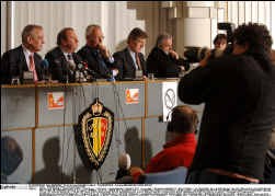 ,,Onze hoofdbekommernis was de geloofwaardigheid van ons voetbal bij het publiek te herstellen'', zei bondsvoorzitter Jan Peeters (links, naast voorzitters Michel D'Hooghe van Club Brugge, Roger Vanden Stock van Anderlecht, Jos Vaessen van RC Genk en Fili