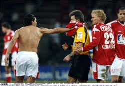 Sergio Conceição ging nog maar eens door het lint. De Portugees spuwde in het gezicht van Stijn Meert en kreeg van scheidsrechter Vervecken terecht rood. Conceição trok dan maar zijn shirt uit en duwde het in het gezicht van Vervecken.
