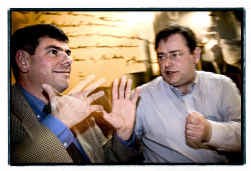 N-VA-voorzitter Bart De Wever (rechts, met Filip Dewinter van Vlaams Belang) bestempelt de kritiek op zijn partij in het blad WelkomEcho als ,,vuilspuiterij''.