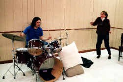 Een moeder en haar zoon communiceren in ,,Drummer wanted'' via de muziek.