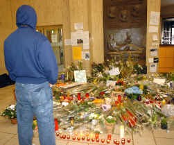 Bloemen ter nagedachtenis van de moord op Joe.