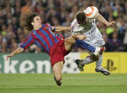 Carles Puyol van Barcelona (l.) houdt Andrei Shevchenko af. AC Milan slaagde er niet in het Spaanse doel te belegeren.